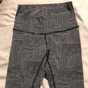 Lululemon Maze 7/8 hi-rise legging size 6